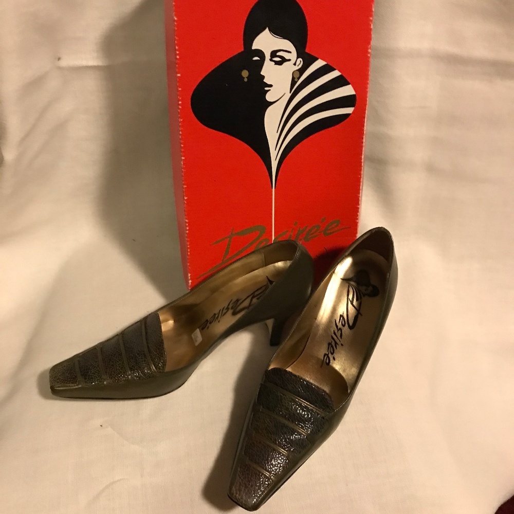 Vintage Desiree high heel shoe, size 6 1/2 N, kaki green